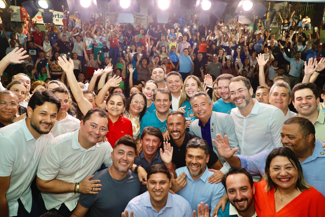 grupo de pessoas posa para a foto